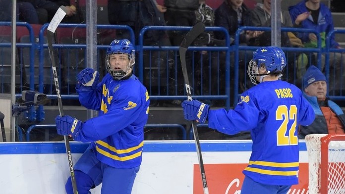 Švédski hokejisti U18 sa radujú po góle do siete Slovenska.