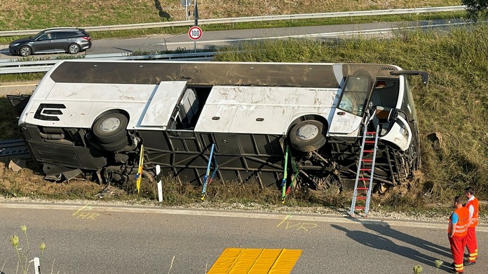 Havarovaný autobus s českými turistami.