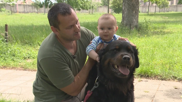 Cvičiteľ psov Tibor Tomášik s rotvajlerom Beom a synom.