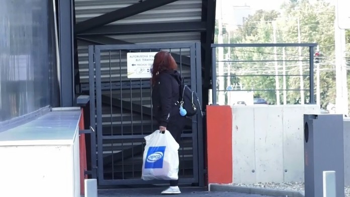 Zamknuté sú schody aj vchod do čakárne.