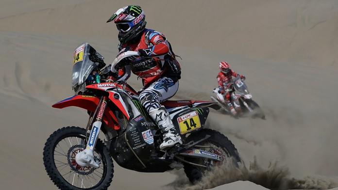 Vľavo hráč Realu Madrid Isco proti Juanfranovi Morenovi z Leganésu v osemfinále španielskeho pohára..