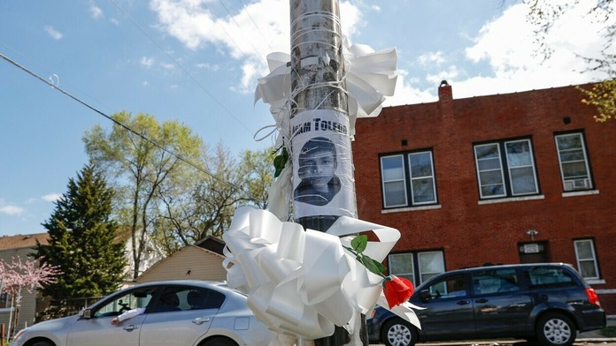 Fotografia zastreleného chlapca na pouličnej lampe v Chicagu.