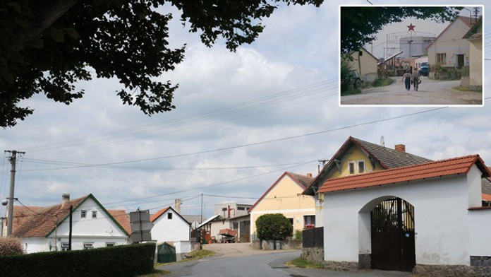 Vchod do JZD vo Vesničke ...