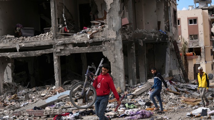 Palestínčan zbiera svoje veci pri zničenom dome po izraelskom bombardovaní na juhovýchode Gazy.