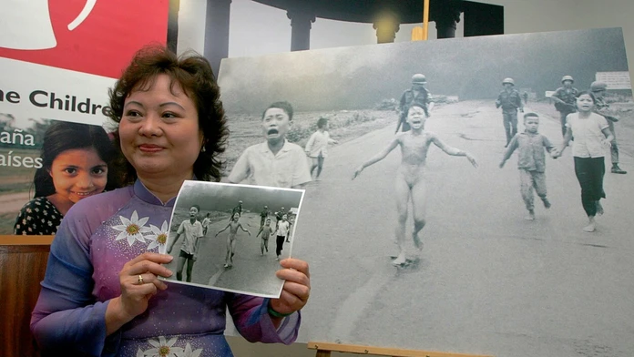 Dnes už dáma Kim Phuc pred legendárnou fotografiou.