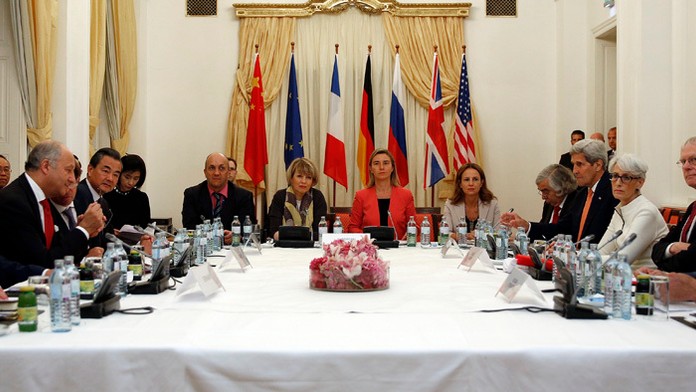 Ministri zahraničných vecí počas rokovania o iránskych rozhovoroch v hoteli Palais Coburg.