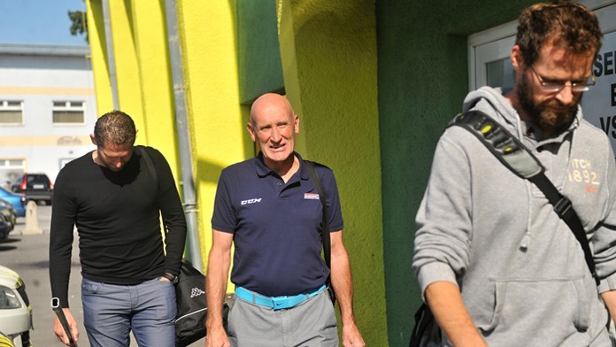 Ján Lašák, tréner Craig Ramsay a v popredí Michal Handzuš.