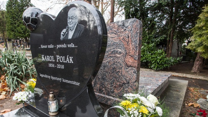 Pomník na hrobe športového komentátora Karola Poláka na cintoríne v Slávičom údolí v Bratislave.
