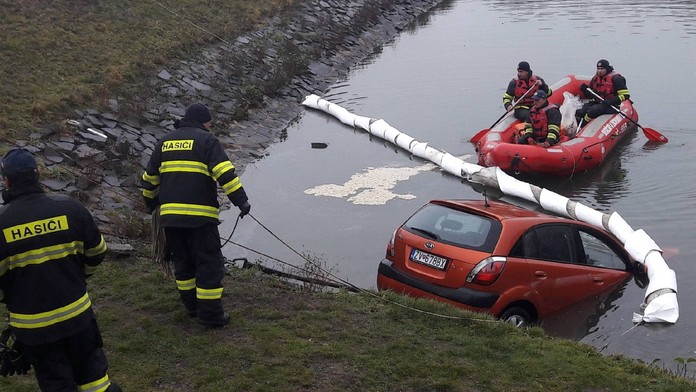 Auto v jazere.