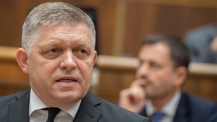 Robert Fico a v pozadí Eduard Heger