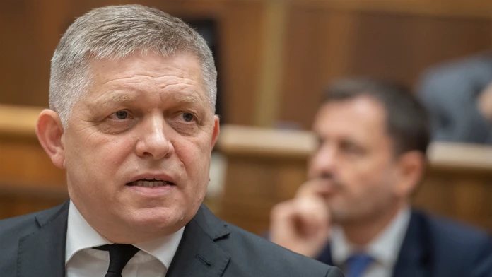 Robert Fico a v pozadí Eduard Heger