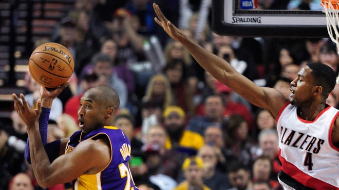 Hráč Lakers Kobe Bryant preberá prihrávku pred brániacim hráčom Blazers Mauriceom Harklessom.