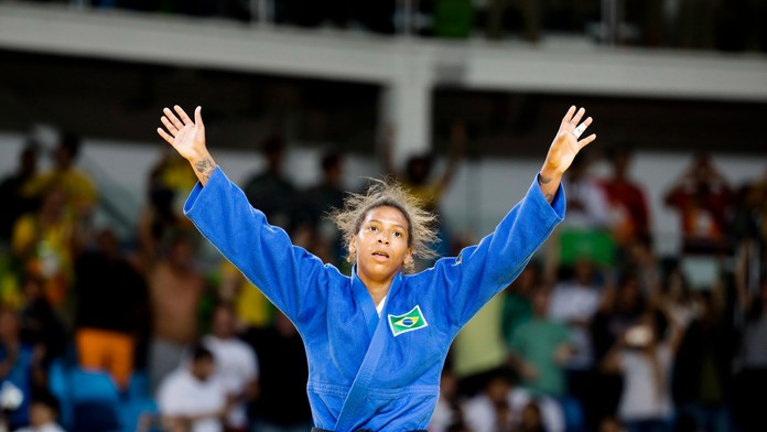 Brazílska džudistka Rafaela Silvová oslavuje zisk zlatej medaily na LOH v Rio de Janeiro.