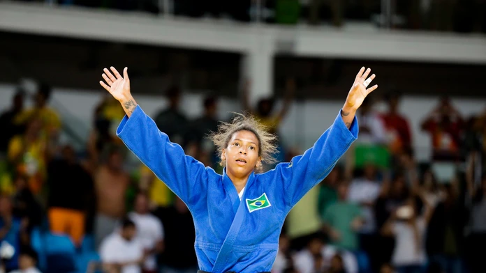 Brazílska džudistka Rafaela Silvová oslavuje zisk zlatej medaily na LOH v Rio de Janeiro.