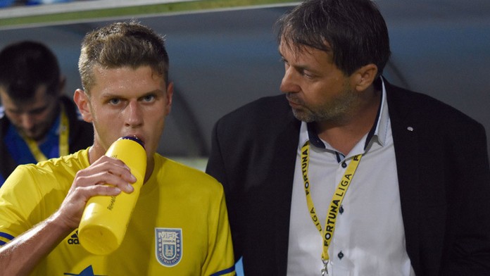 Hráč MFK Zemplín Michalovce Milan Šimčák pri občerstvovaní s trénerom Františkom Šturmom.