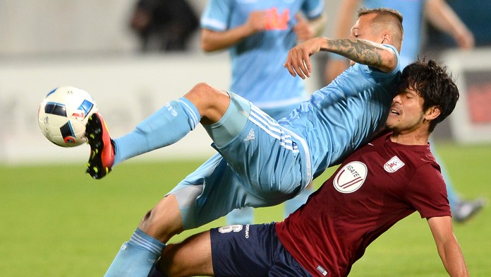 Na snímke hore hráč Slovana Adam Zreľák a dole Ryotaro Nakano z FK Jelgava