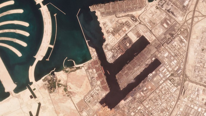 Najväčším svetovým prístavom v Dubaji otriasla explózia.