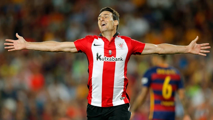Aritz Aduriz (Athletic Bilbao) na archívne snímke sa raduje z gólu na 1:1 v odvete španielskeho Superpohára proti FC Barcelona.