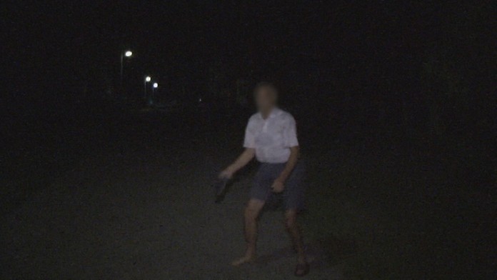 Po otázke „čo tam robil" nás vulgárne odbil a začal hádzať topánky.