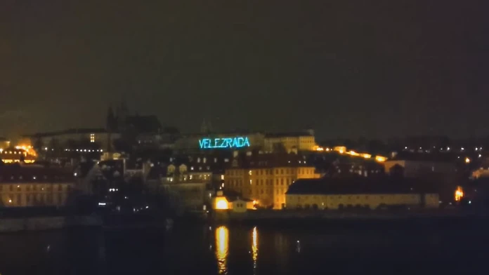 Nápis "Velezrada" na Pražskom hrade