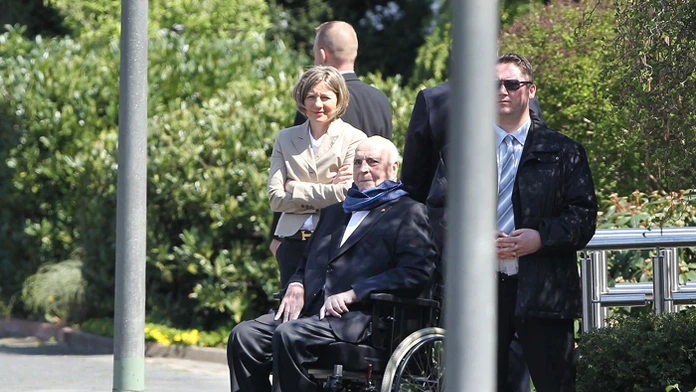 Bývalý nemecký kancelár Helmut Kohl čaká na maďarského premiéra Viktora Orbána.