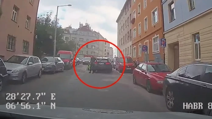 Muž prešiel policajtovi po nohe.