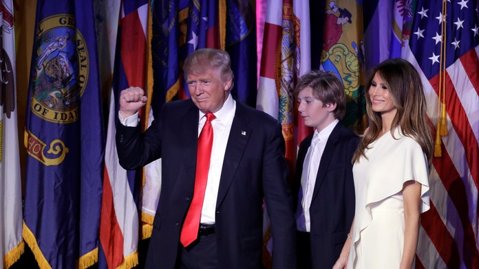 Víťaz amerických prezidentských volieb Donald Trump s manželkou Melaniou a synom Barronom.