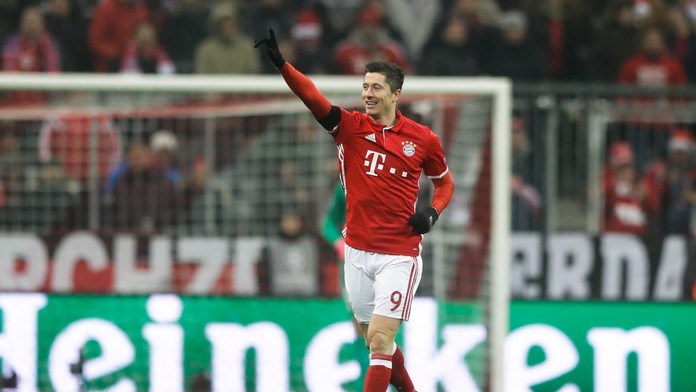 Kanonier Bayernu Robert Lewandowski oslavuje gól v zápase LM proti Atléticu Madrid.