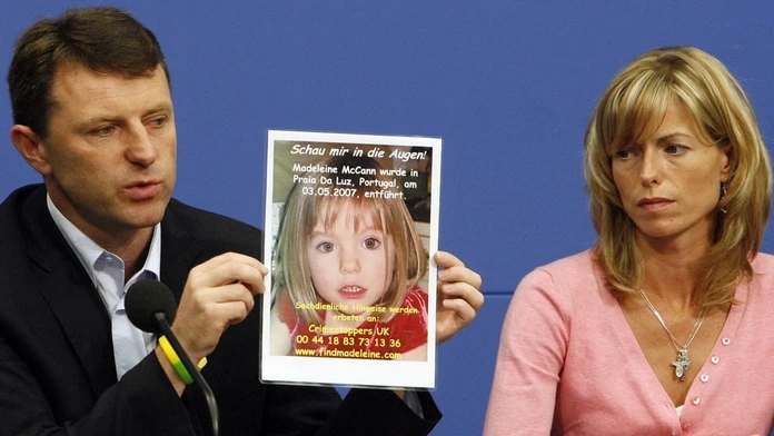 Rodičia s fotografiou zmiznutej madeleine McCannovej na archívnej snímke z roku 2007.