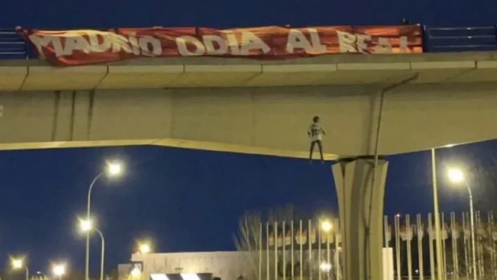 V Madride nastal pred mestským derby rozruch. Z mosta visela figurína hviezdy Realu