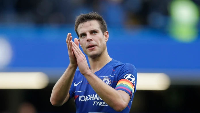 César Azpilicueta z Chelsea reaguje po dueli proti Fulhamu.