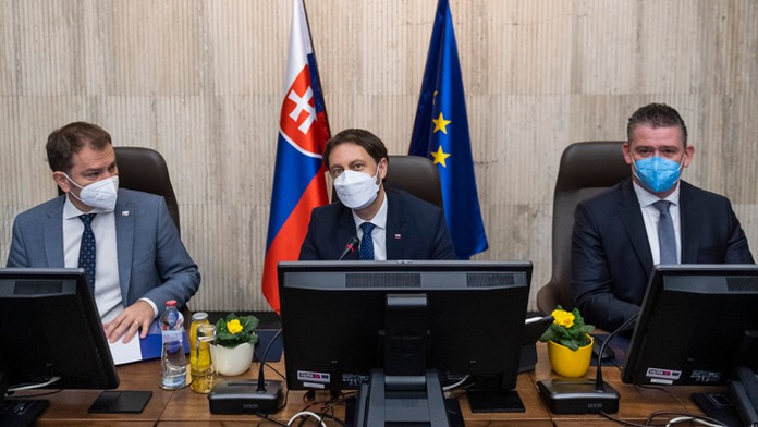 Na snímke zľava minister financií SR Igor Matovič a predseda vlády SR Eduard Heger.