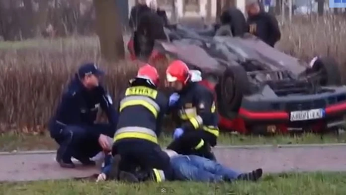 Auto vrazilo do ľudí takou rýchlosťou, že ich vyhodilo do vzduchu