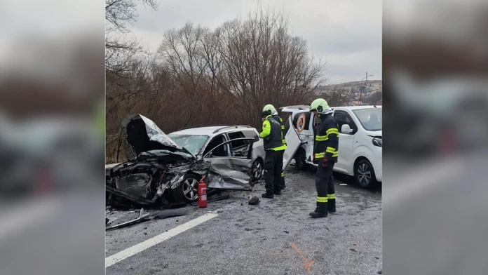 Tragická nehoda pri Handlovej, zrážka troch áut si vyžiadala jednu obeť