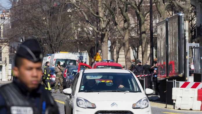 Polícia uzavrela okolie.