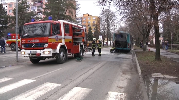 Zábery na zhorenú zadnú časť autobusu v Michalovciach.