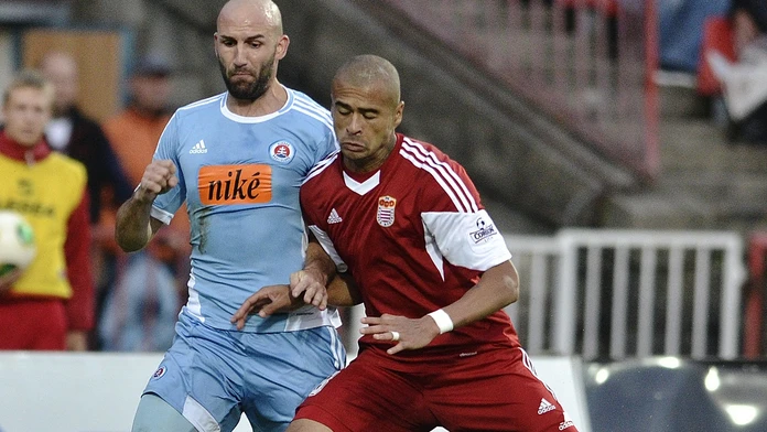 Róbert Vittek zo Slovana (vľavo) a Dionatan Teixeira počas zápasu 9. kola slovenskej futbalovej Corgoň ligy Dukla Banská Bystric