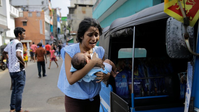 Žena s dieťaťom po útokoch na Srí Lanke.