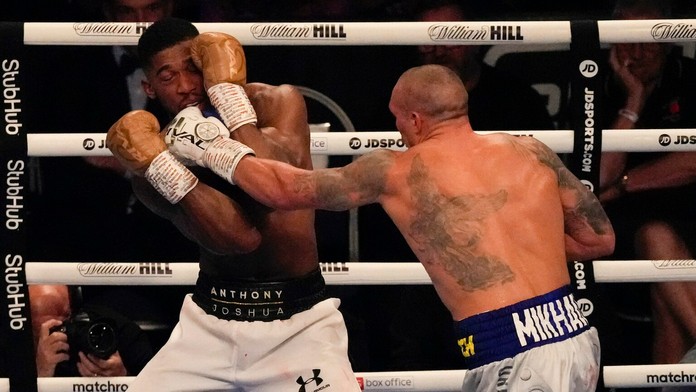 Usyk udiera Joshuu.