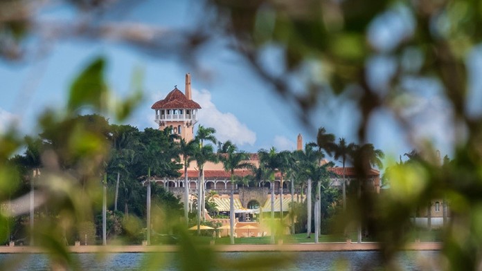 LP platne a gramofón, ktoré sú neodmysliteľnou súčasťou minulého režimu.