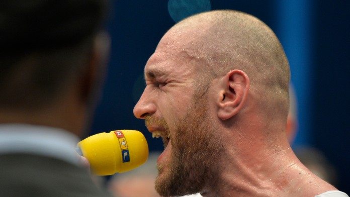 Tyson Fury sľúbil, že ak vyhrá, v ringu zaspieva. A tak aj urobil.