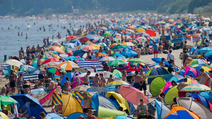 Turisti a miestni na pláži na pobreží Baltického mora pri meste Zinnowitz.