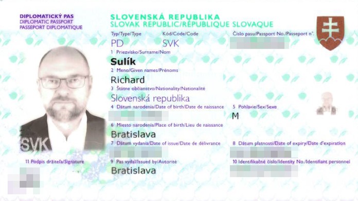 Sken pasu ministra hospodárstva Richarda Sulíka.