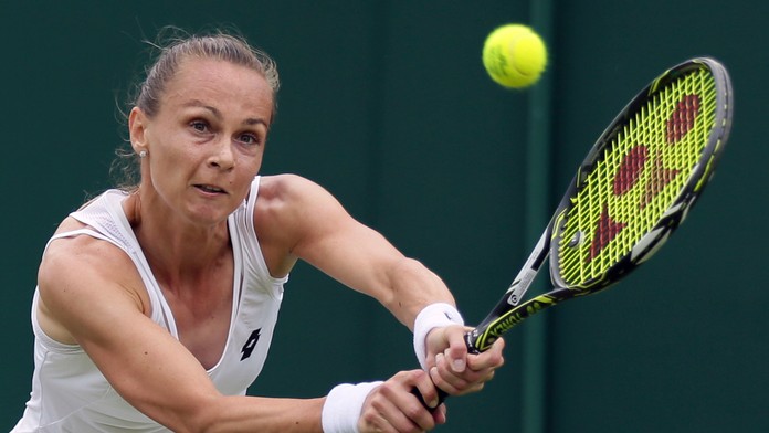 Slovenská tenistka Magdaléna Rybáriková odvracia úder Monicy Niculescuovej v zápase 1. kola ženskej dvojhry vo Wimbledone. 