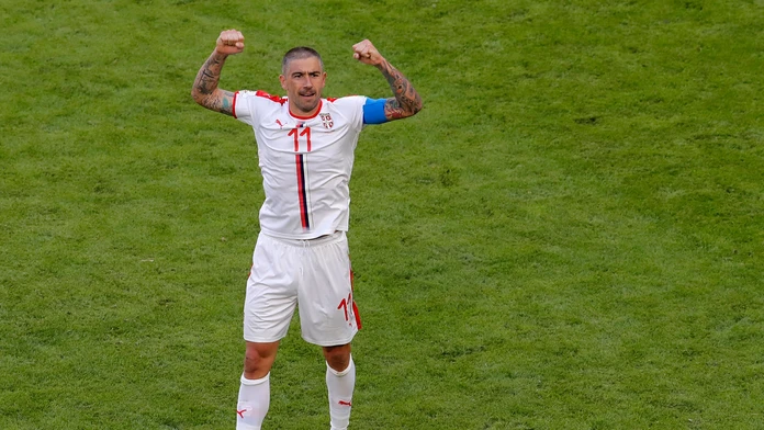 Srbský futbalista Aleksandar Kolarov sa teší po strelení gólu z priameho kopu.