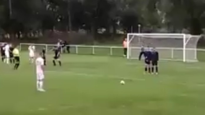 Martin Kováčik sa pripravuje na priamy kop.