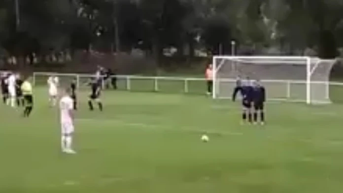 Martin Kováčik sa pripravuje na priamy kop.