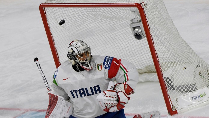 Andreas Bernard z Talianska čelí strele v dueli MS 2017 proti USA.