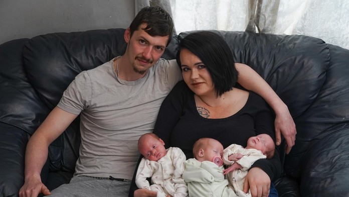 Šanca jedna k 200 miliónom: V Británii sa narodili identické trojčatá. Rodičia majú systém, aby si ich nepomýlili