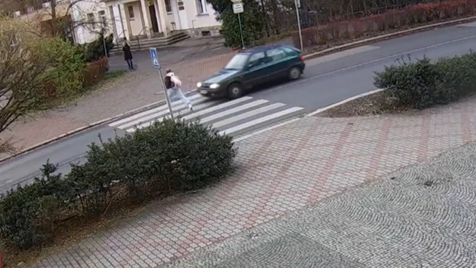 Vodič zrazil chodkyňu a odišiel